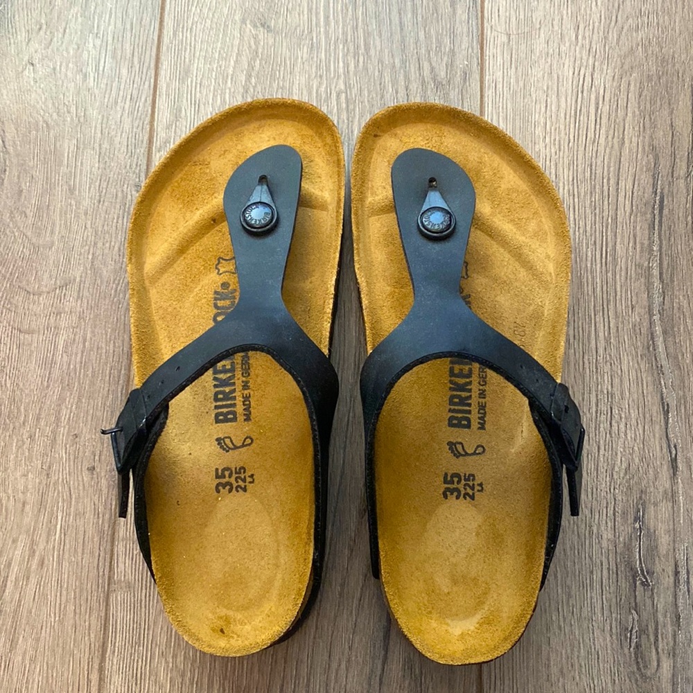 Brand NEW Birkenstocks Gizeh Sandals in Black!